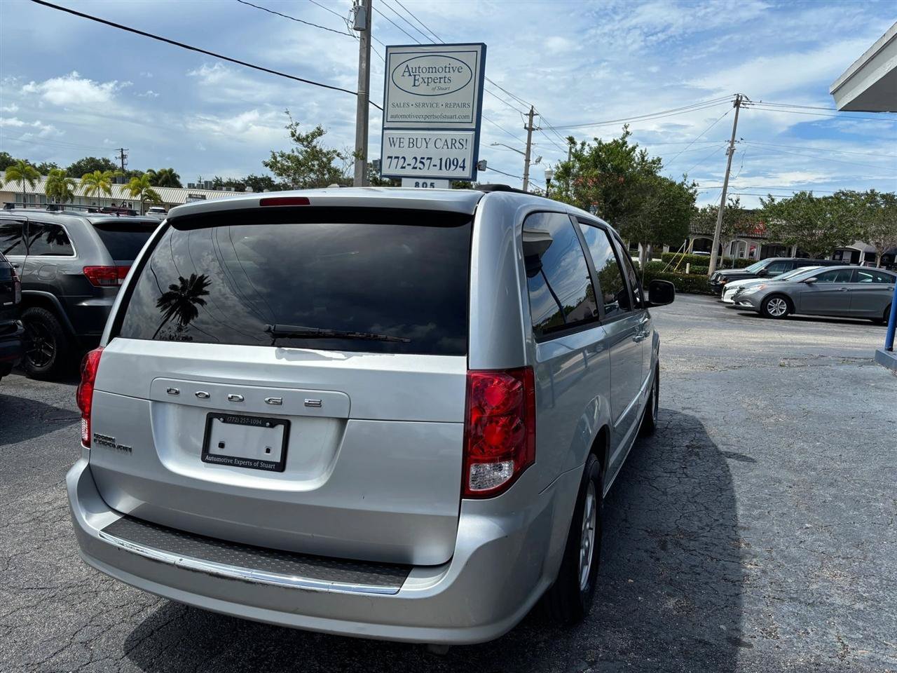 Used 2012 Dodge Grand Caravan SXT w/ UConnect Hands-Free Group FWD image 5