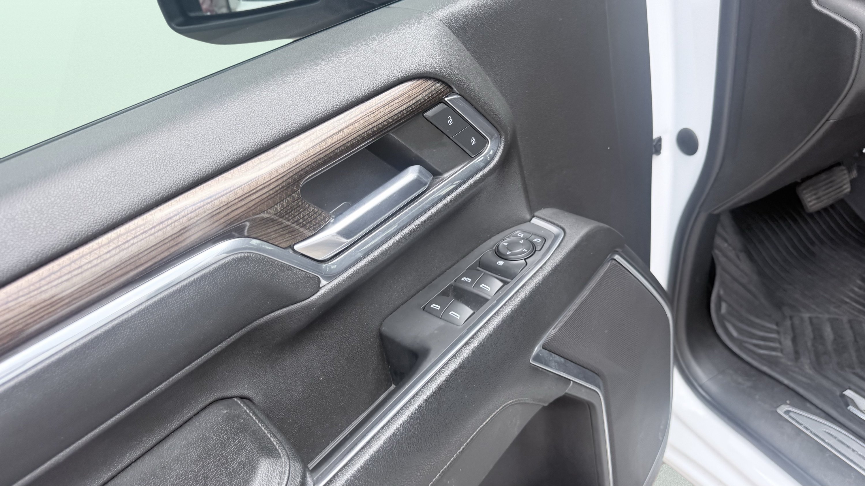 Used 2024 Chevrolet Silverado 2500 LT AWD/4WD image 27