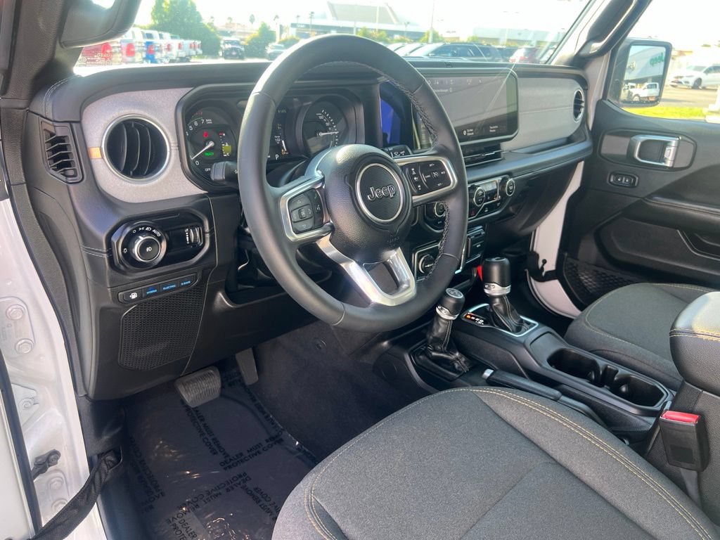 Used 2025 Jeep Wrangler Unlimited Sahara AWD/4WD image 18