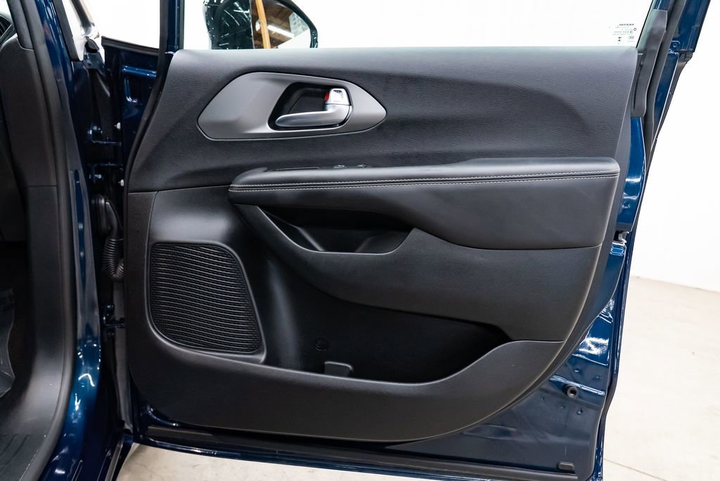 Used 2025 Chrysler Pacifica Select image 27
