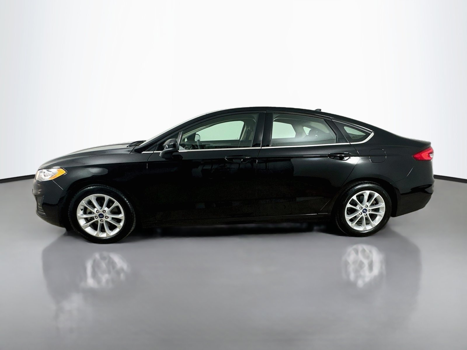Used 2019 Ford Fusion SE FWD image 8