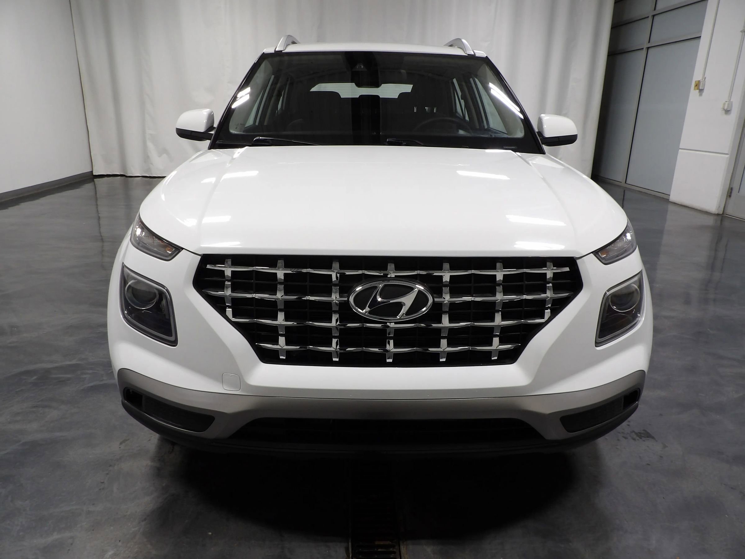 Used 2023 Hyundai Venue SEL w/ Cargo Package FWD image 3