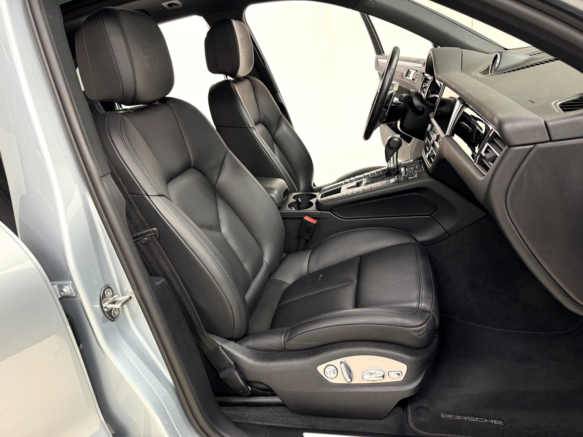 Used 2020 Porsche Macan S image 16