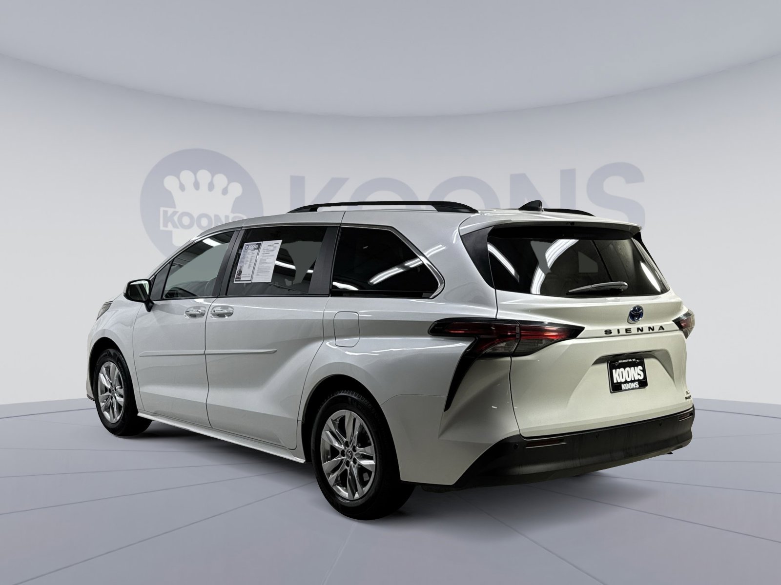 Used 2022 Toyota Sienna XLE image 10