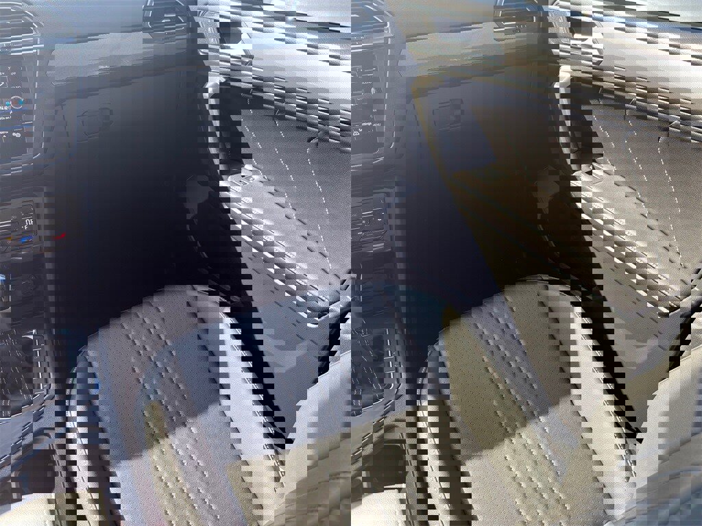 New 2024 Volkswagen Tiguan SE image 25