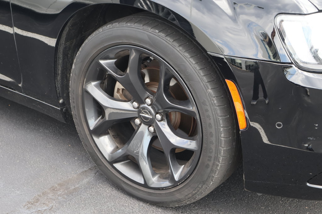 Used 2023 Chrysler 300 S w/ Comfort Group RWD image 8