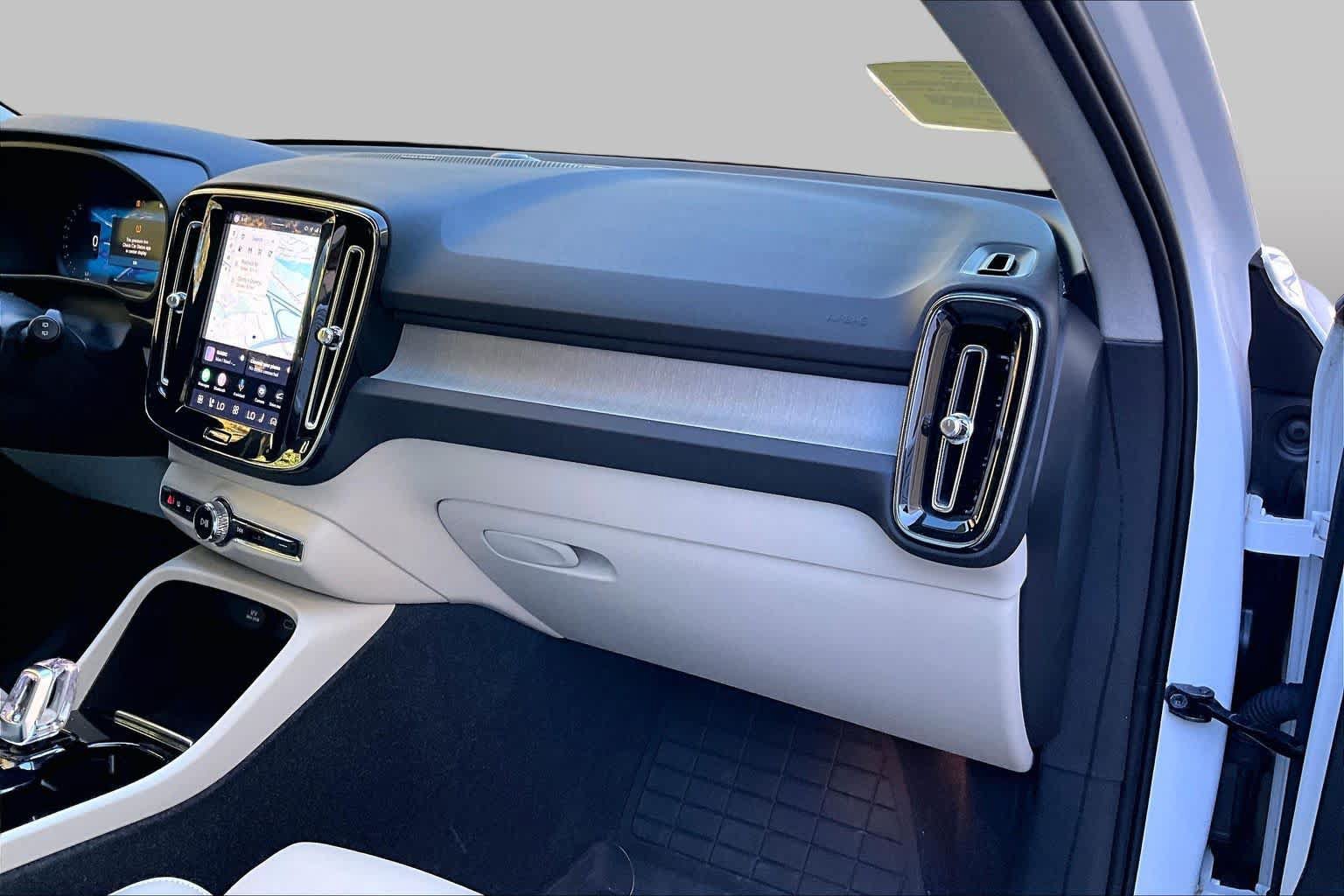 Certified 2024 Volvo XC40 B5 Plus w/ Protection Package Premier AWD/4WD image 18