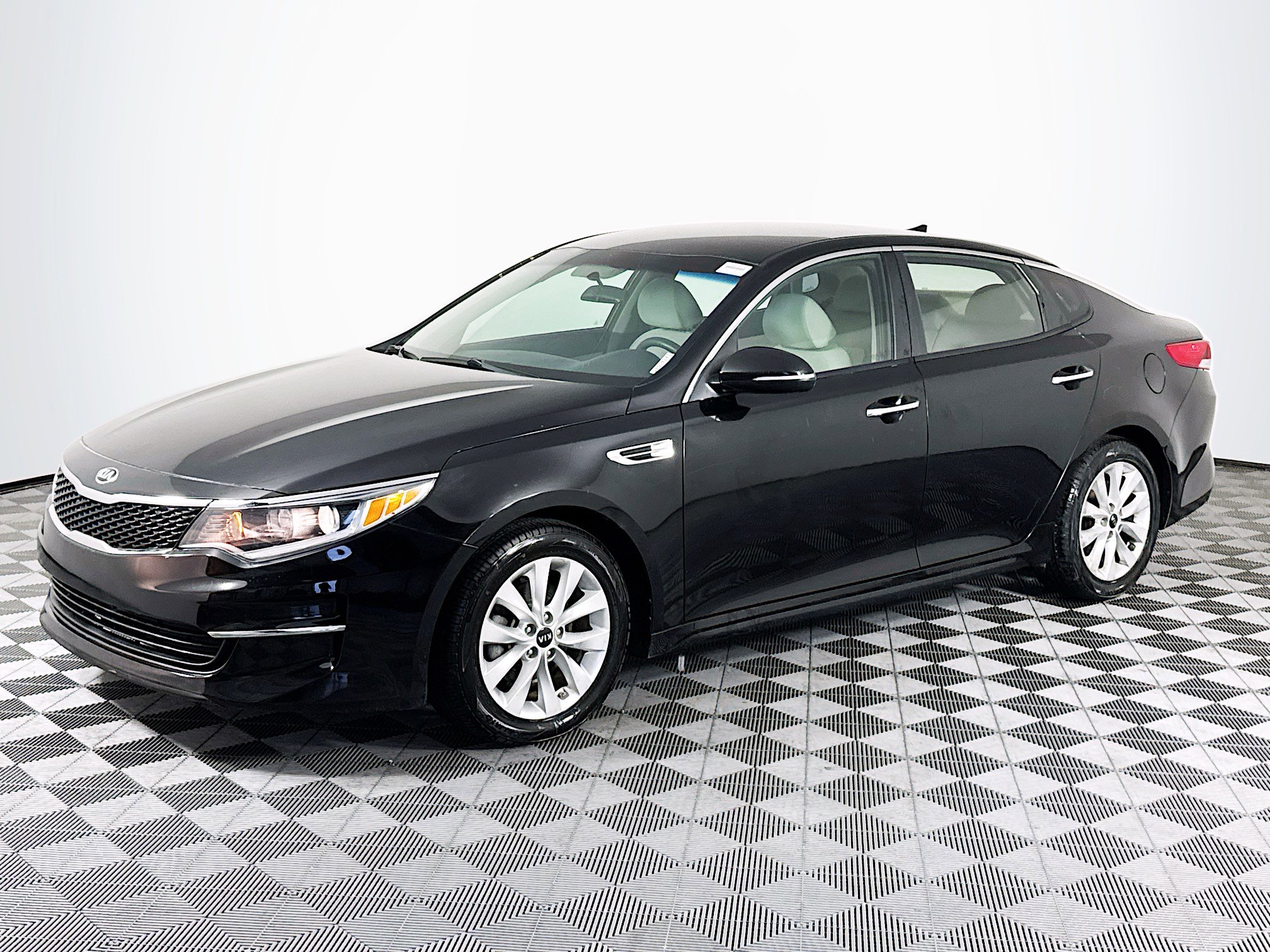 Used 2018 Kia Optima LX w/ 17" Alloy Wheels Package FWD image 4