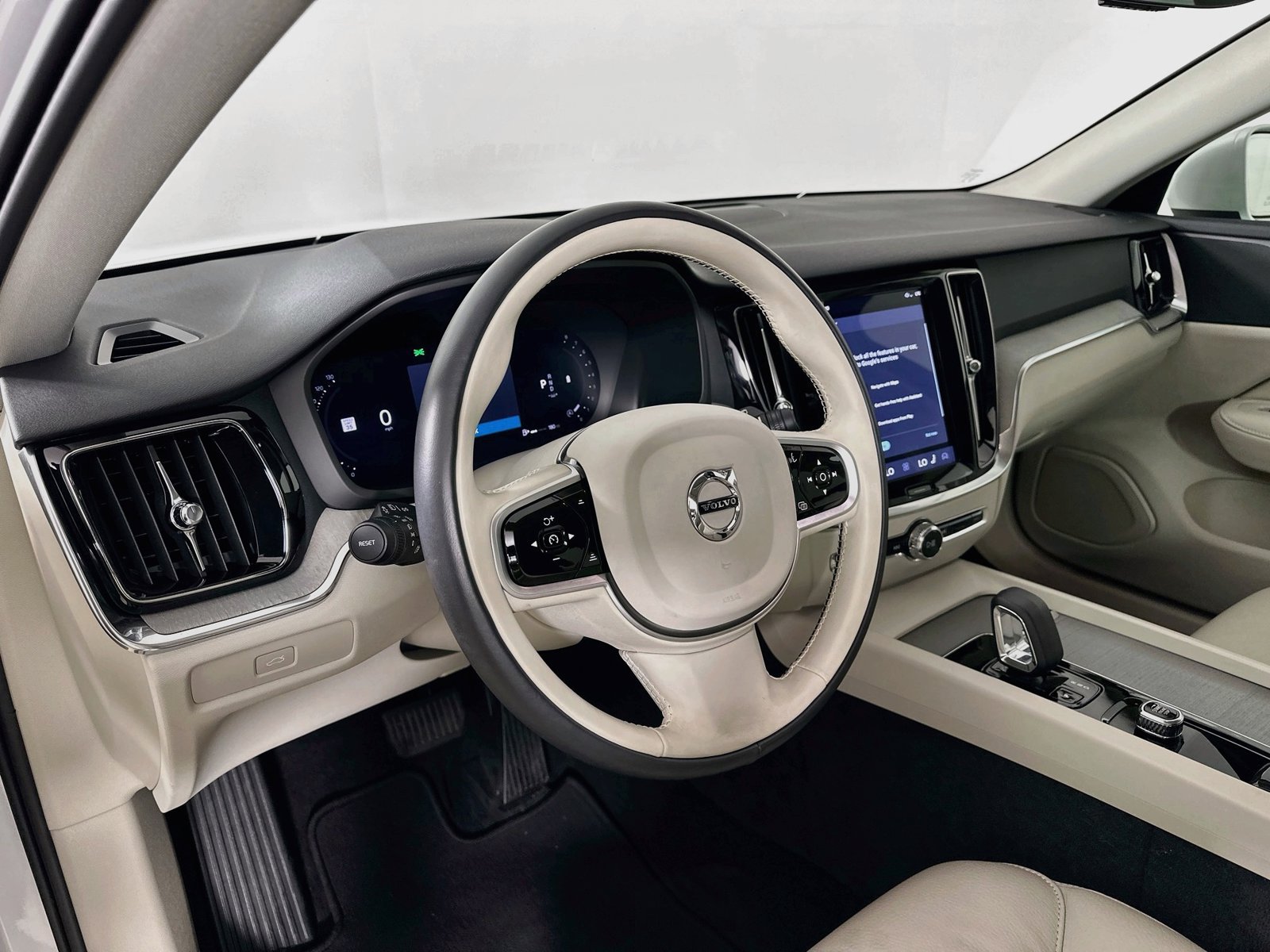 Certified 2025 Volvo V60 B5 Cross Country Plus AWD/4WD image 32
