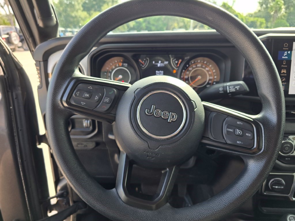Used 2025 Jeep Gladiator Sport AWD/4WD image 19