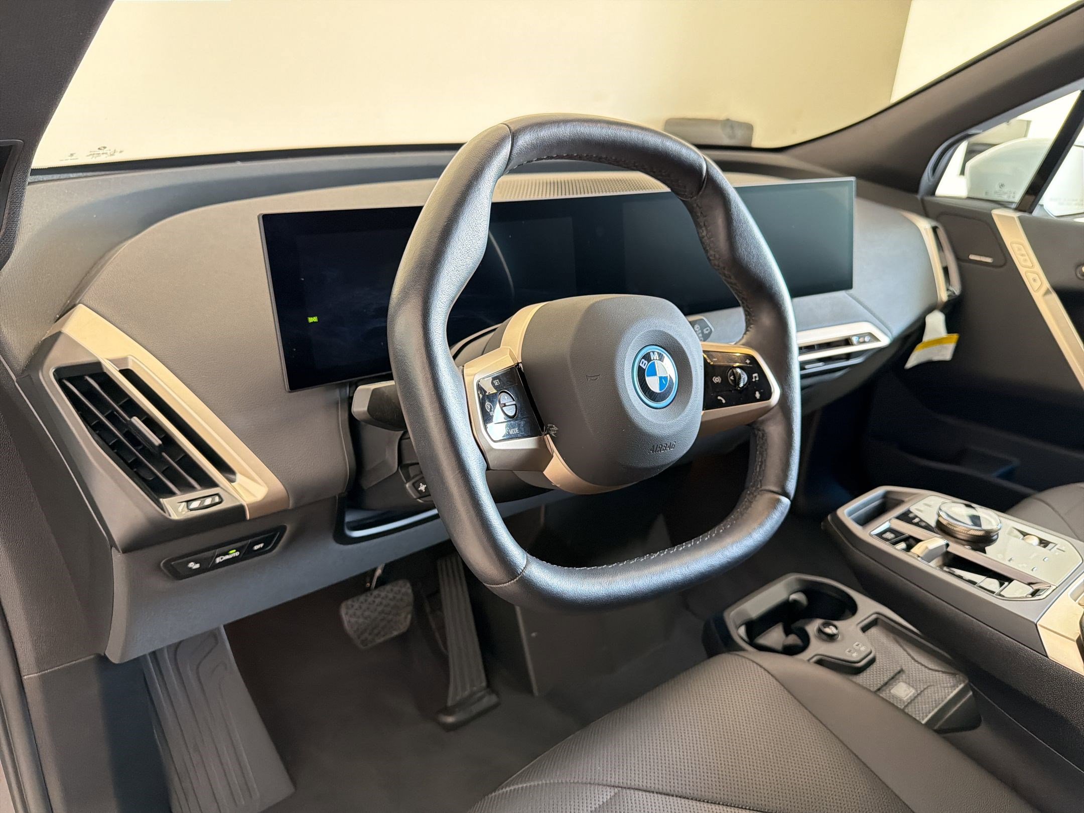 Used 2025 BMW iX xDrive50 w/ Sport Package AWD/4WD image 4