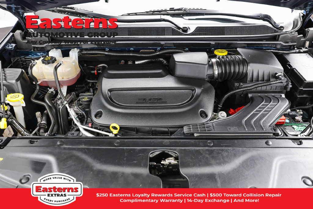 Used 2023 Chrysler Pacifica Touring-L w/ S Appearance Package FWD image 8