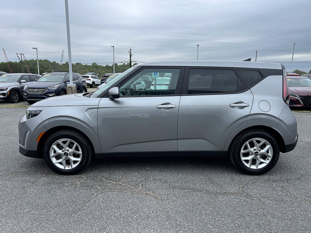 Used 2025 Kia Soul LX w/ LX Technology Package FWD image 2