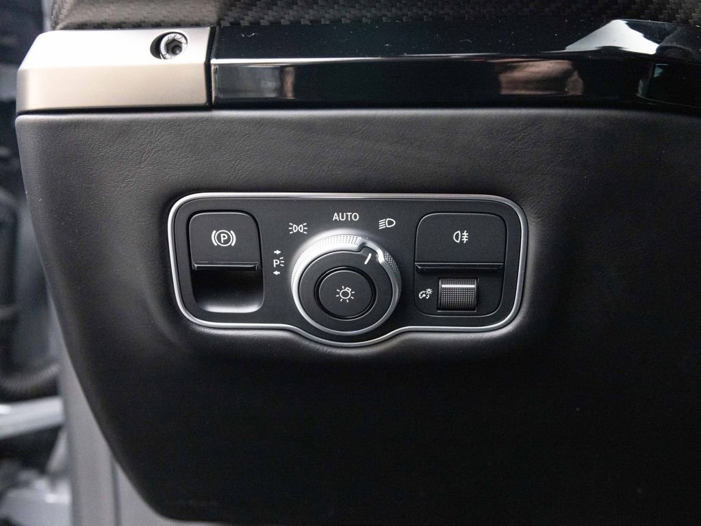 Used 2025 Aston Martin V8 Vantage Coupe image 28