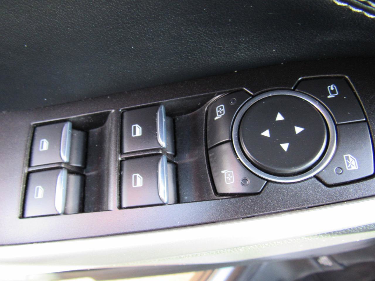 Used 2022 Ford Explorer Limited w/ Equipment Group 301A image 9