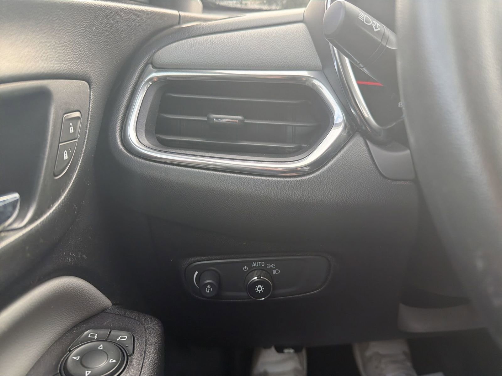 Used 2018 Chevrolet Equinox LS image 18