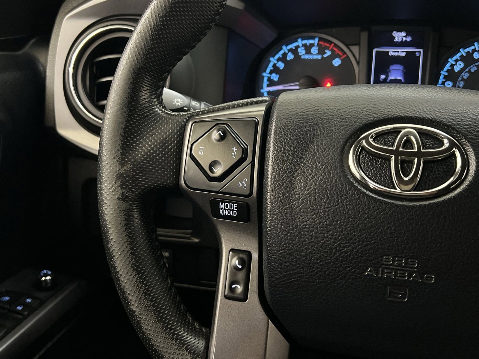 Used 2016 Toyota Tacoma TRD Sport image 33