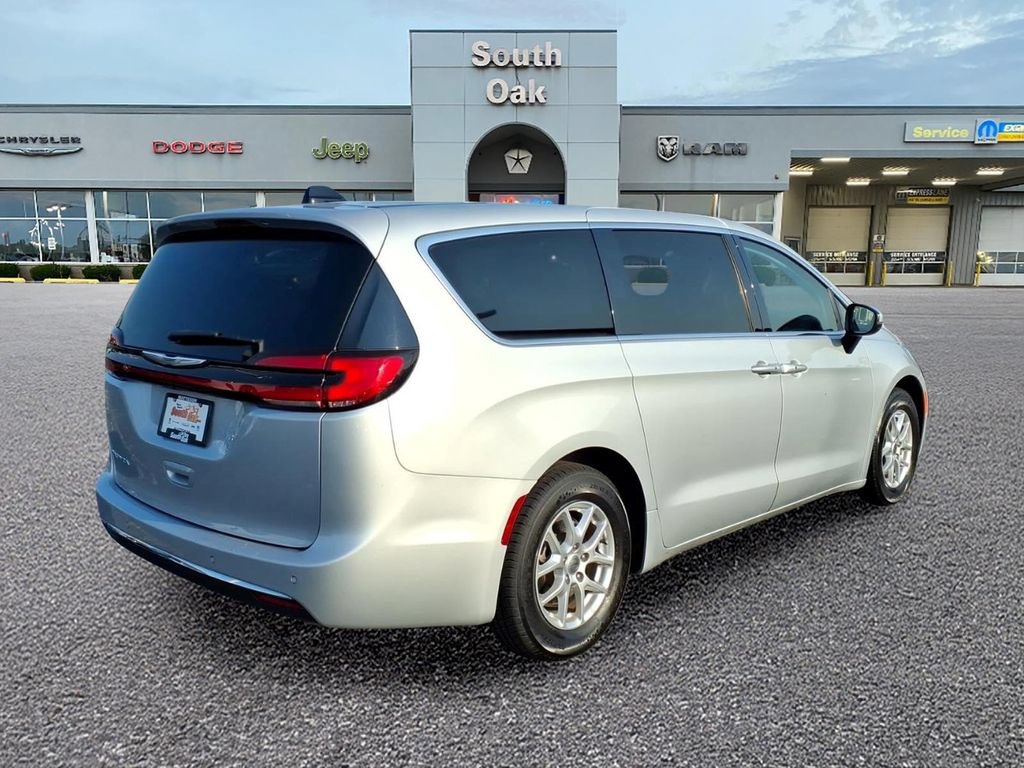 Used 2023 Chrysler Pacifica Touring-L FWD image 3