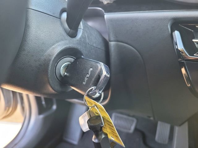 Used 2025 Kia Niro LX image 17