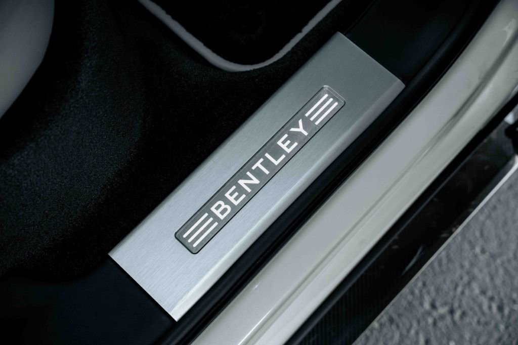Used 2021 Bentley Bentayga image 28
