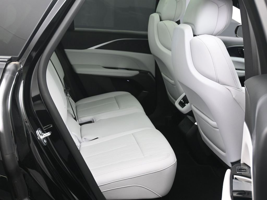 Used 2025 Cadillac Lyriq Luxury AWD/4WD image 12
