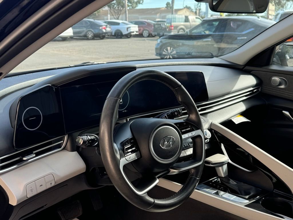 Used 2023 Hyundai Elantra Limited image 12