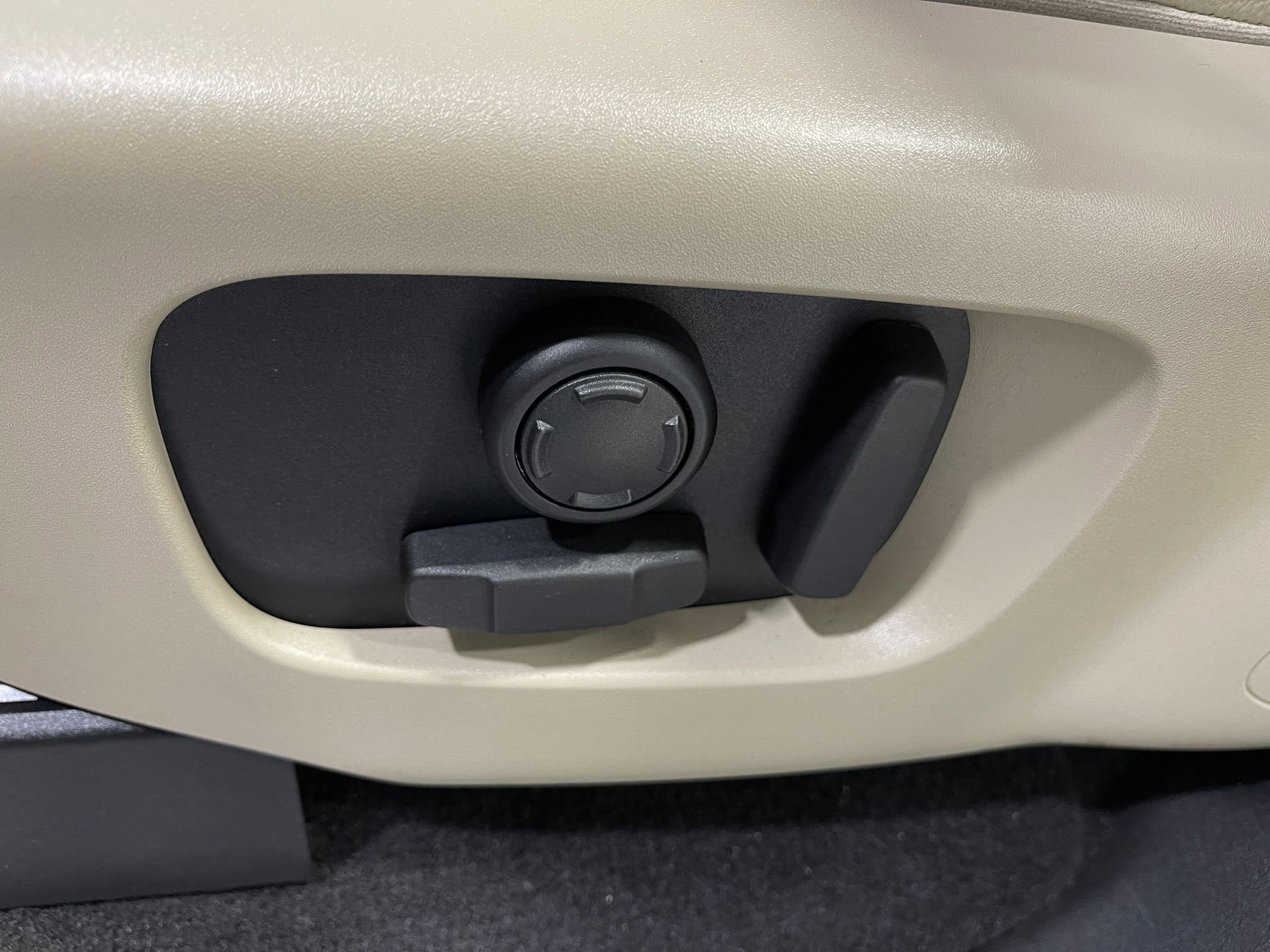 Used 2018 Land Rover Discovery HSE AWD/4WD image 17