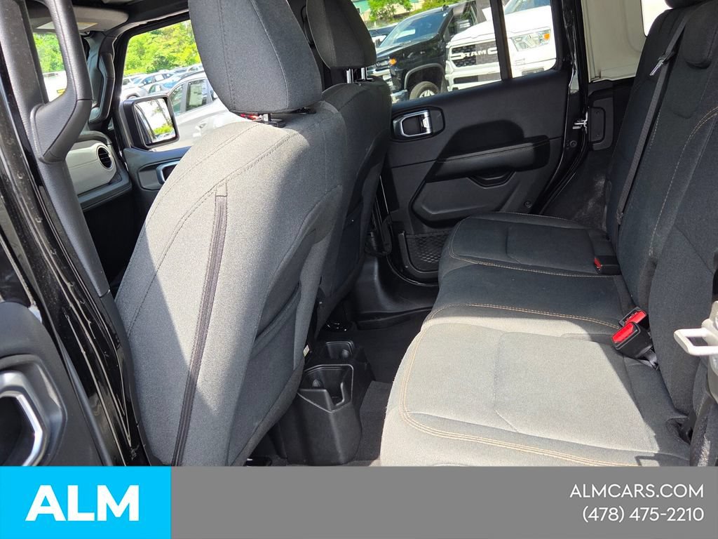 Used 2025 Jeep Wrangler Unlimited Sahara AWD/4WD image 9