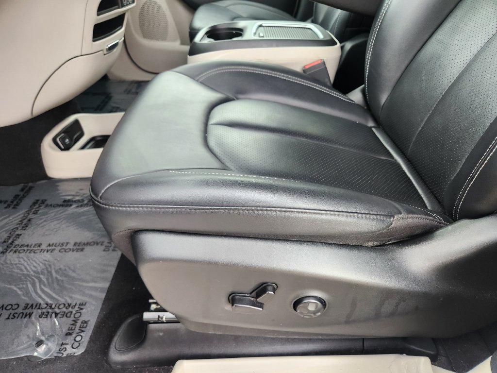 Used 2024 Chrysler Pacifica Touring-L FWD image 29