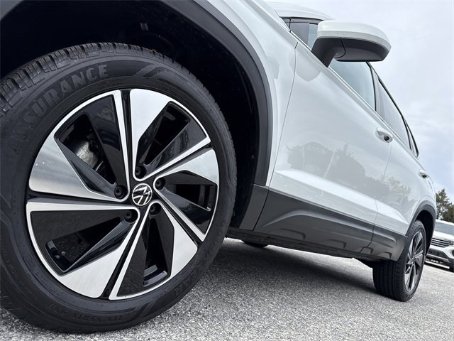 Used 2025 Volkswagen Taos SE image 12