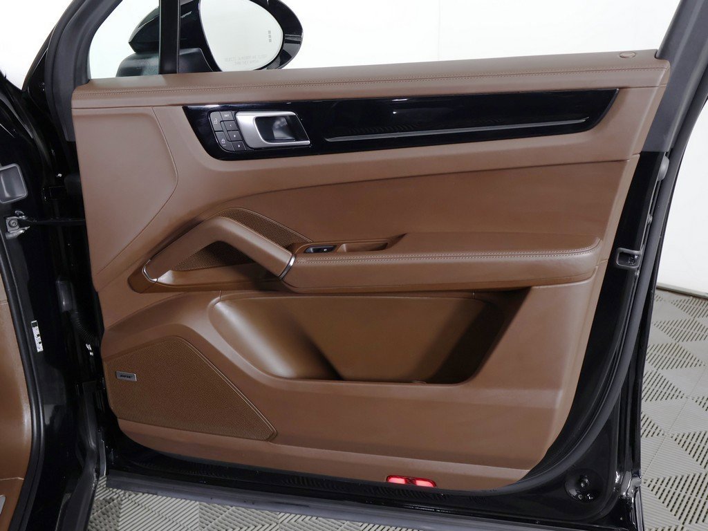 Used 2023 Porsche Cayenne Platinum Edition image 28
