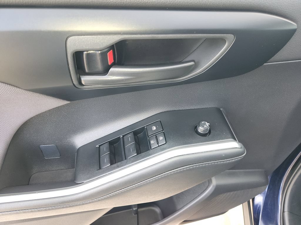 Used 2025 Toyota Highlander LE FWD image 31