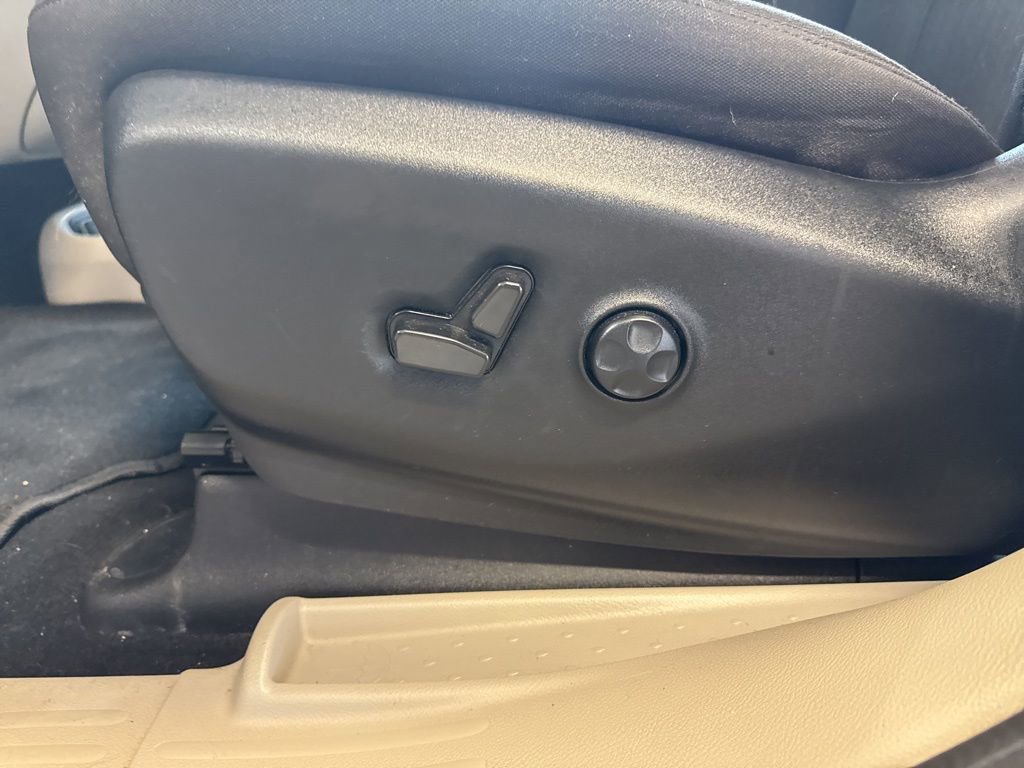 Used 2023 Chrysler Voyager LX image 12