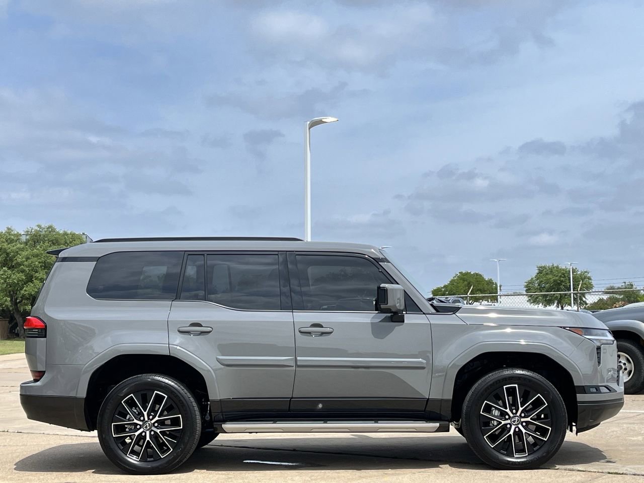 Used 2025 Lexus GX 550 w/ Accessory Package (2T) image 3