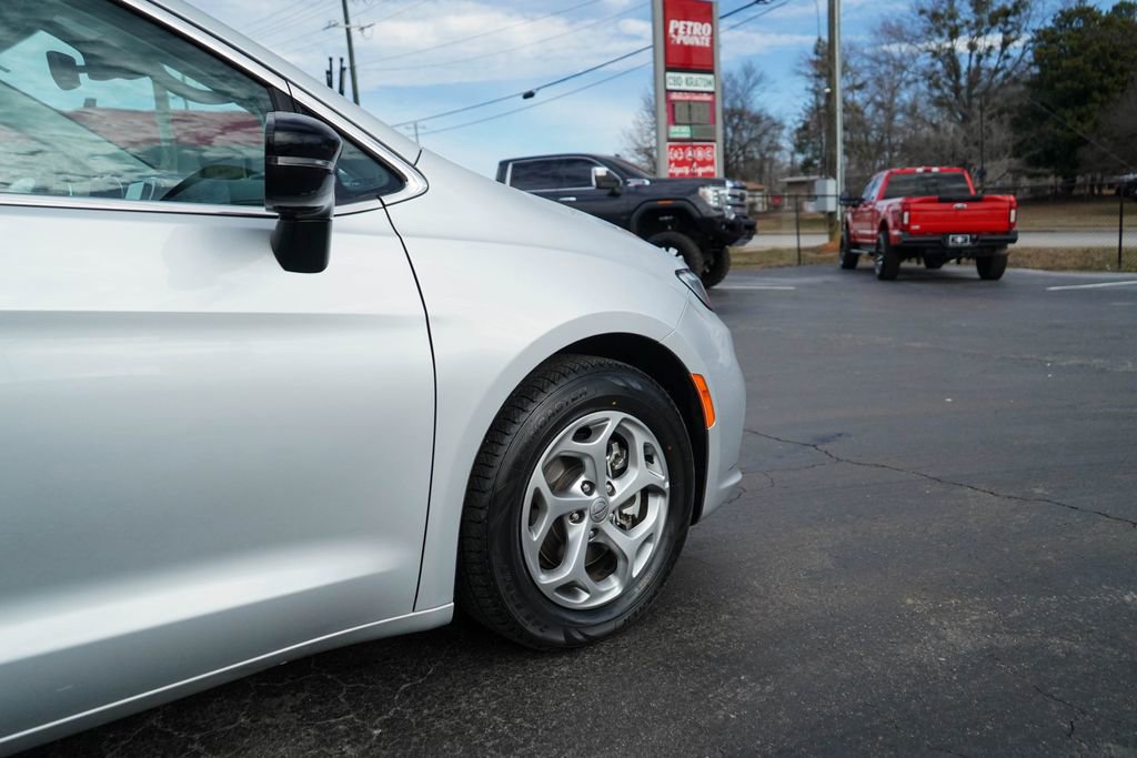 Used 2024 Chrysler Pacifica Limited image 11