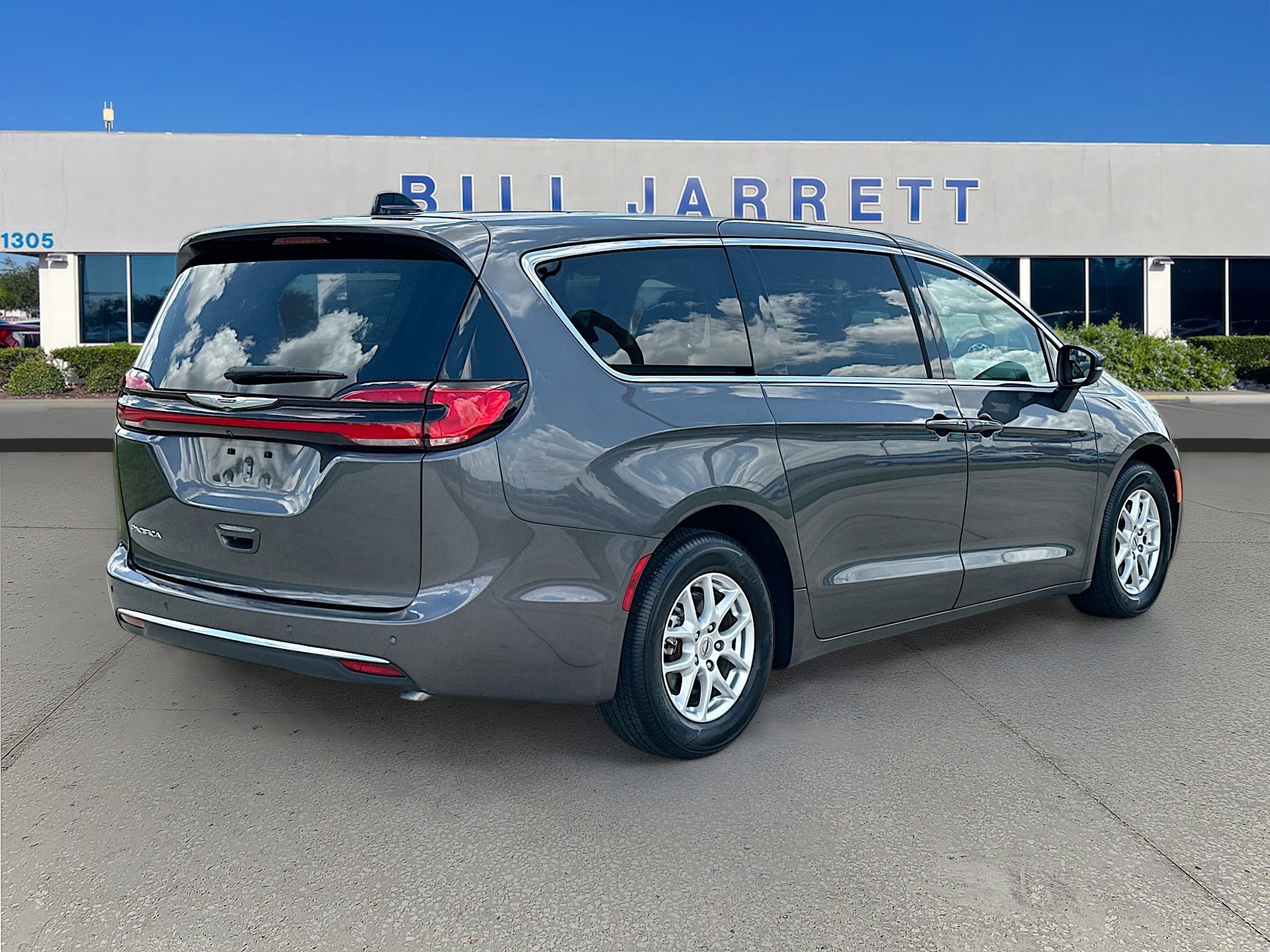 Used 2023 Chrysler Pacifica Touring-L FWD image 7