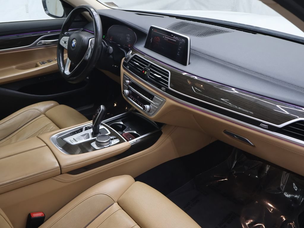 Used 2022 BMW 740i xDrive w/ Premium Package AWD/4WD image 10