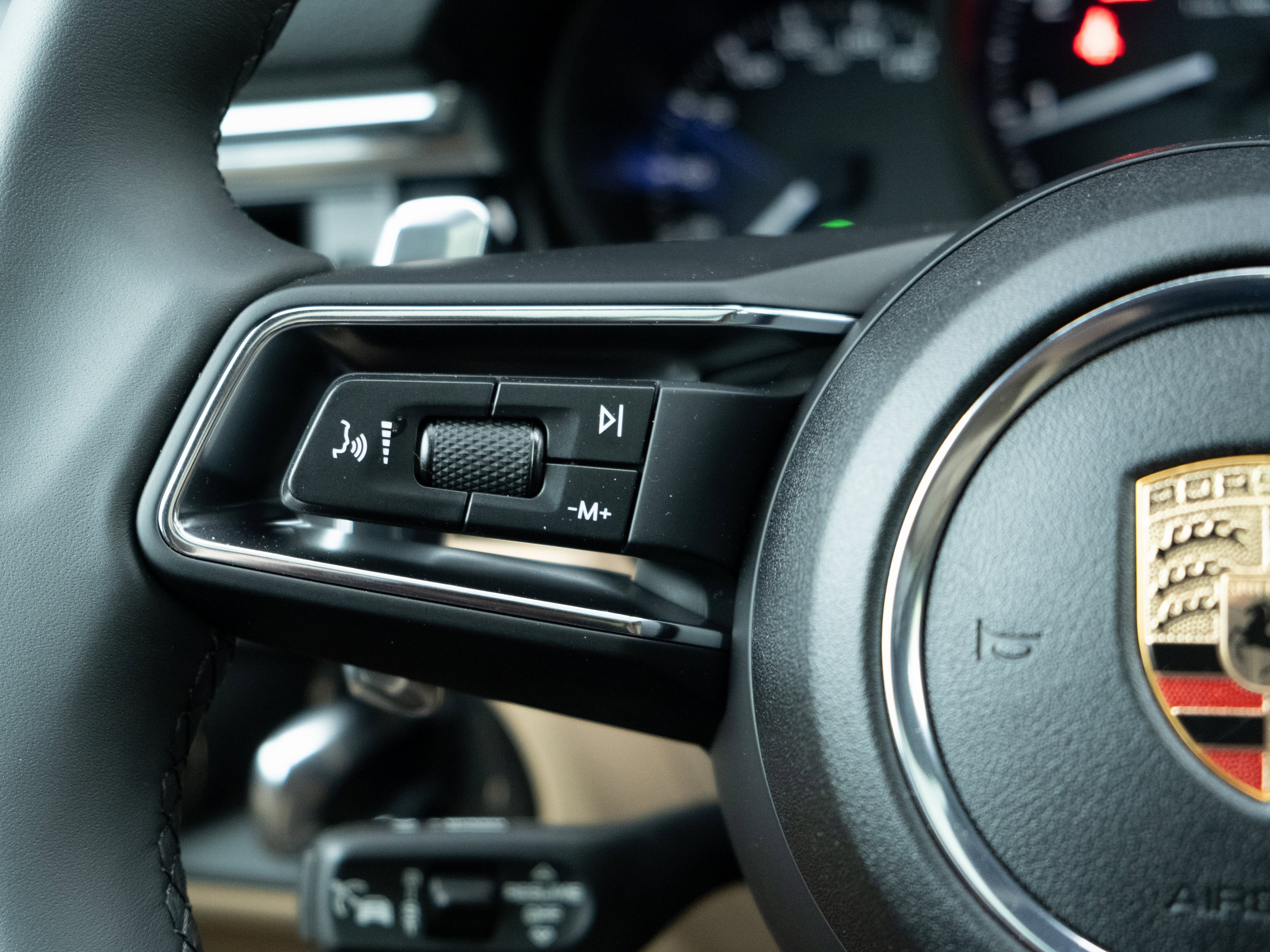 Certified 2025 Porsche Macan image 27