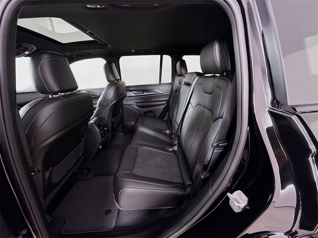 New 2025 Jeep Grand Cherokee Altitude image 24