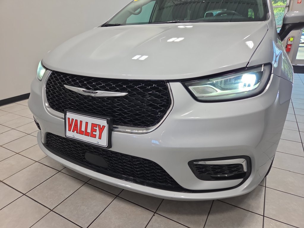 Used 2023 Chrysler Pacifica Touring-L FWD image 21