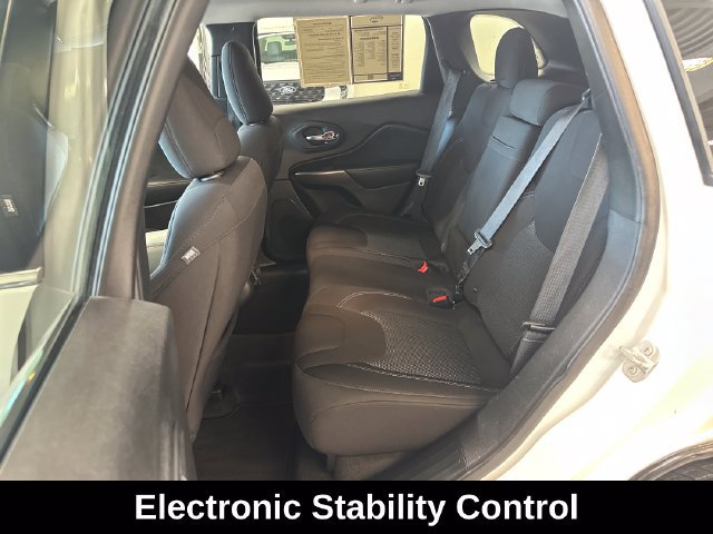 Used 2019 Jeep Cherokee Latitude w/ Popular Appearance Group AWD/4WD image 5