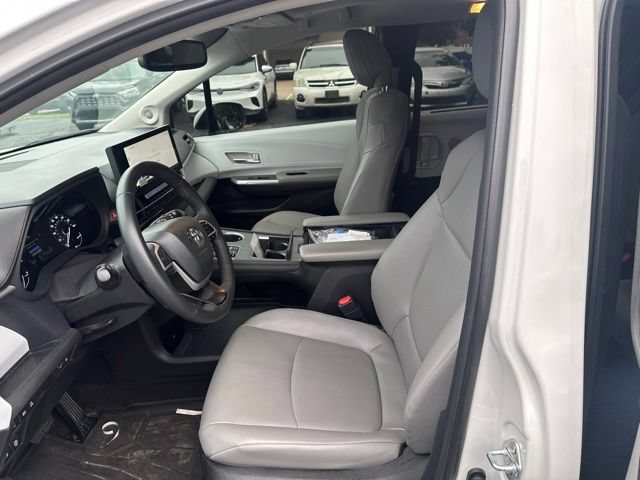 Used 2025 Toyota Sienna XLE w/ XLE Plus Package FWD image 12