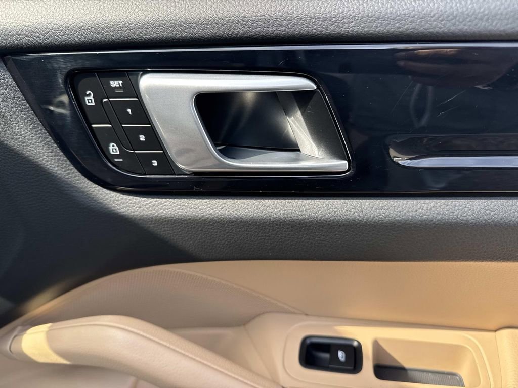 Used 2022 Porsche Cayenne Platinum Edition image 15