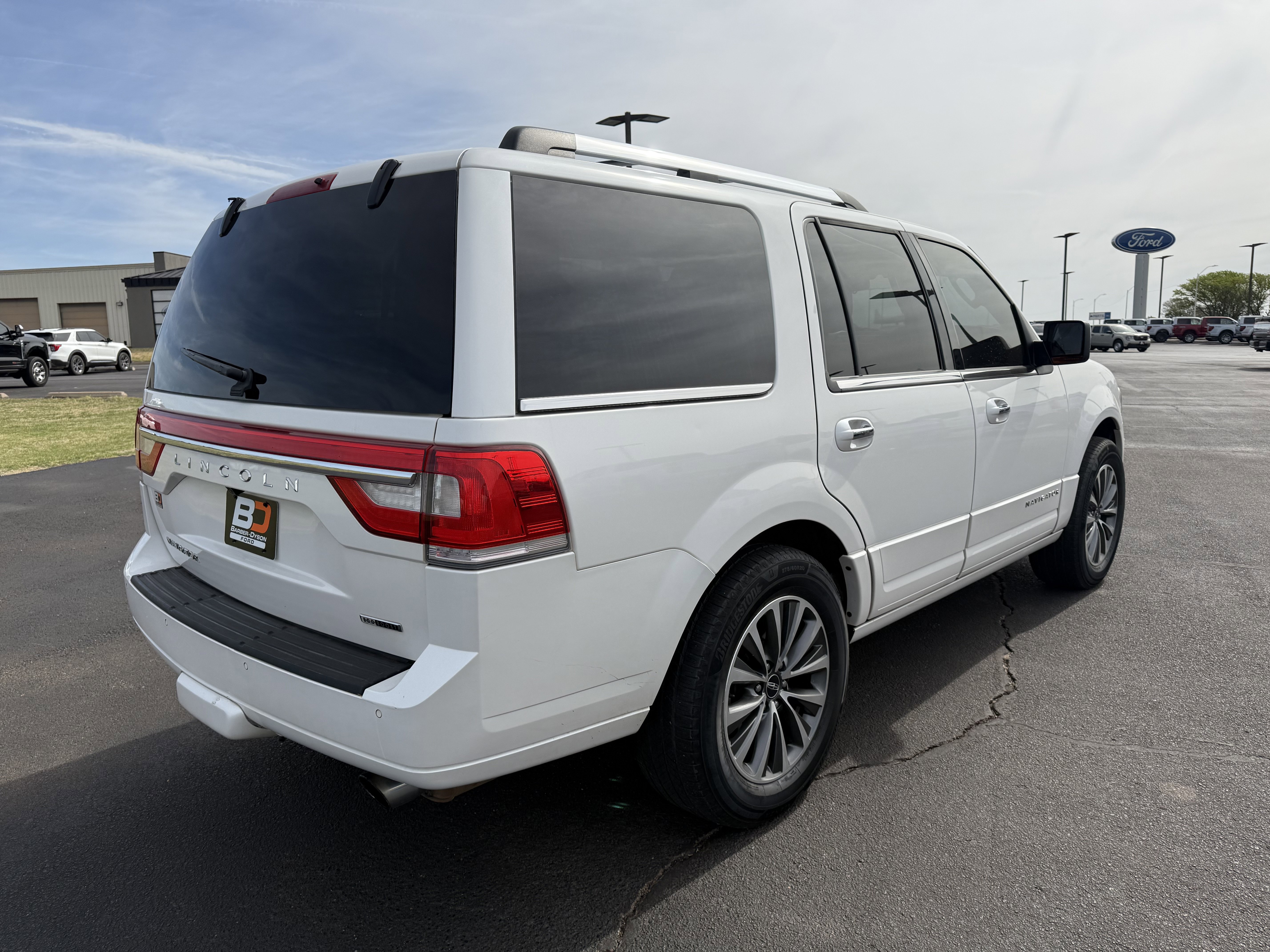 Used 2015 Lincoln Navigator 4WD image 3