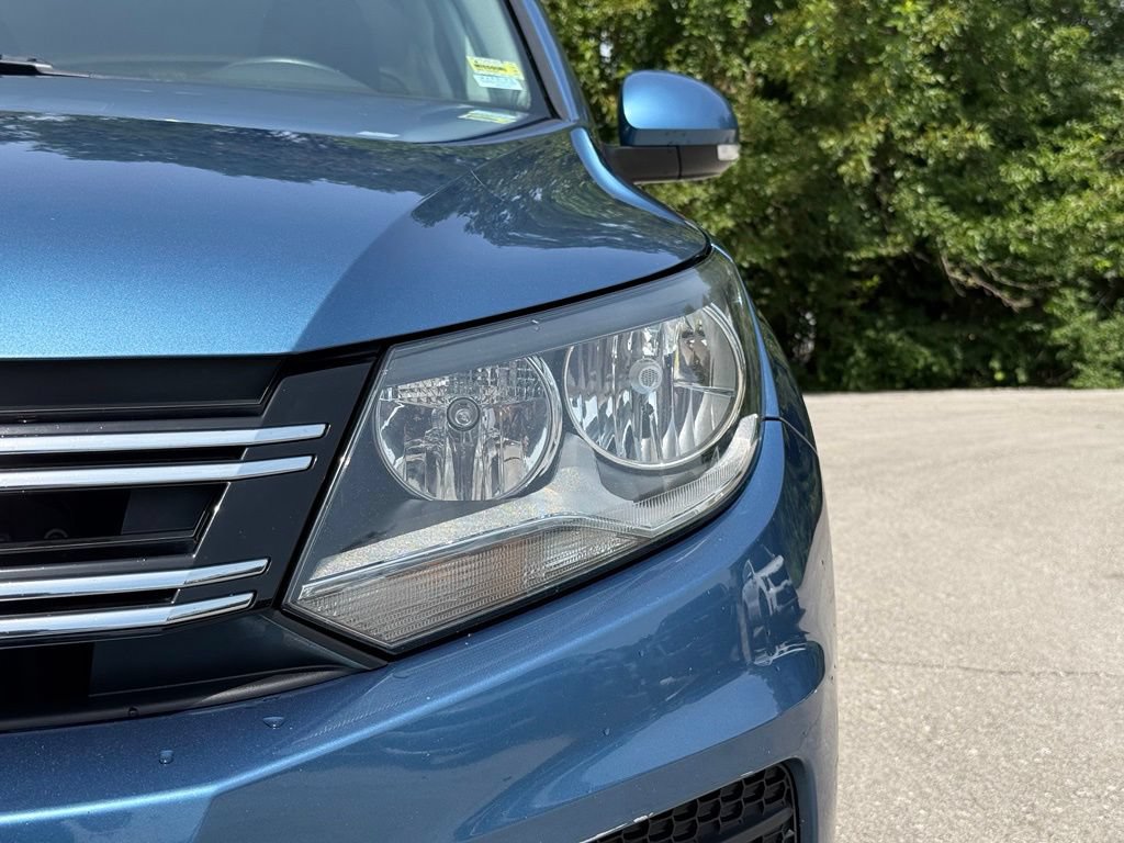 Used 2017 Volkswagen Tiguan Limited w/ Alloy Wheels Package FWD image 3