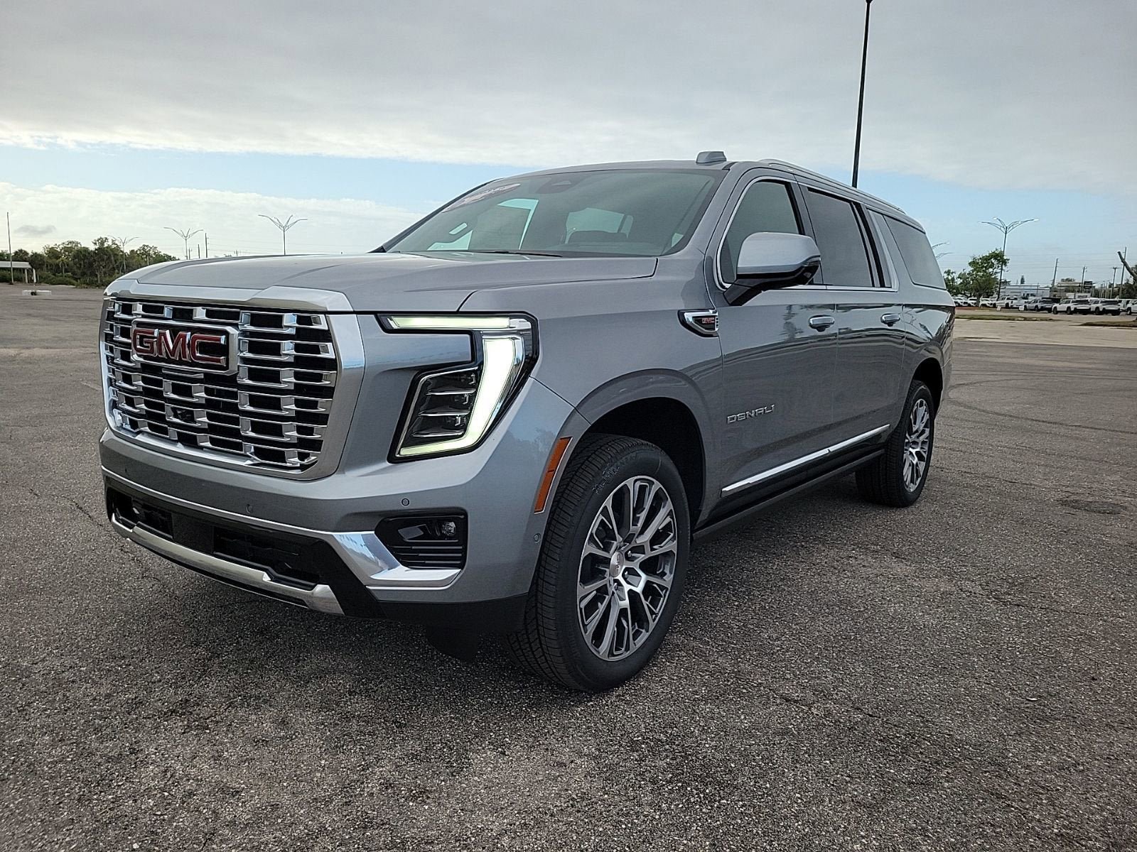 New 2026 GMC Yukon XL Denali w/ Denali Reserve Package AWD/4WD image 2