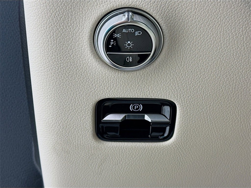 Used 2025 Mercedes-Benz GLC 300 4MATIC image 11