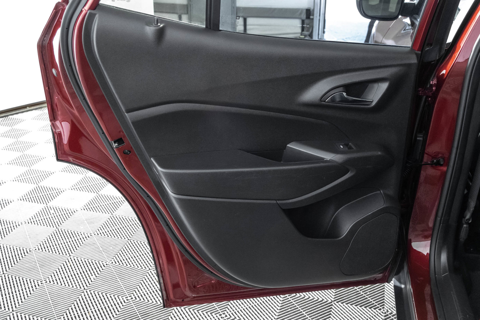 Used 2025 Chevrolet Trax LT FWD image 35