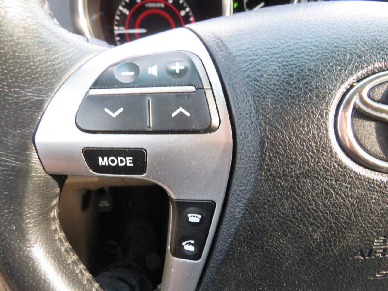 Used 2012 Toyota Highlander Limited w/ Tow Pkg FWD image 11
