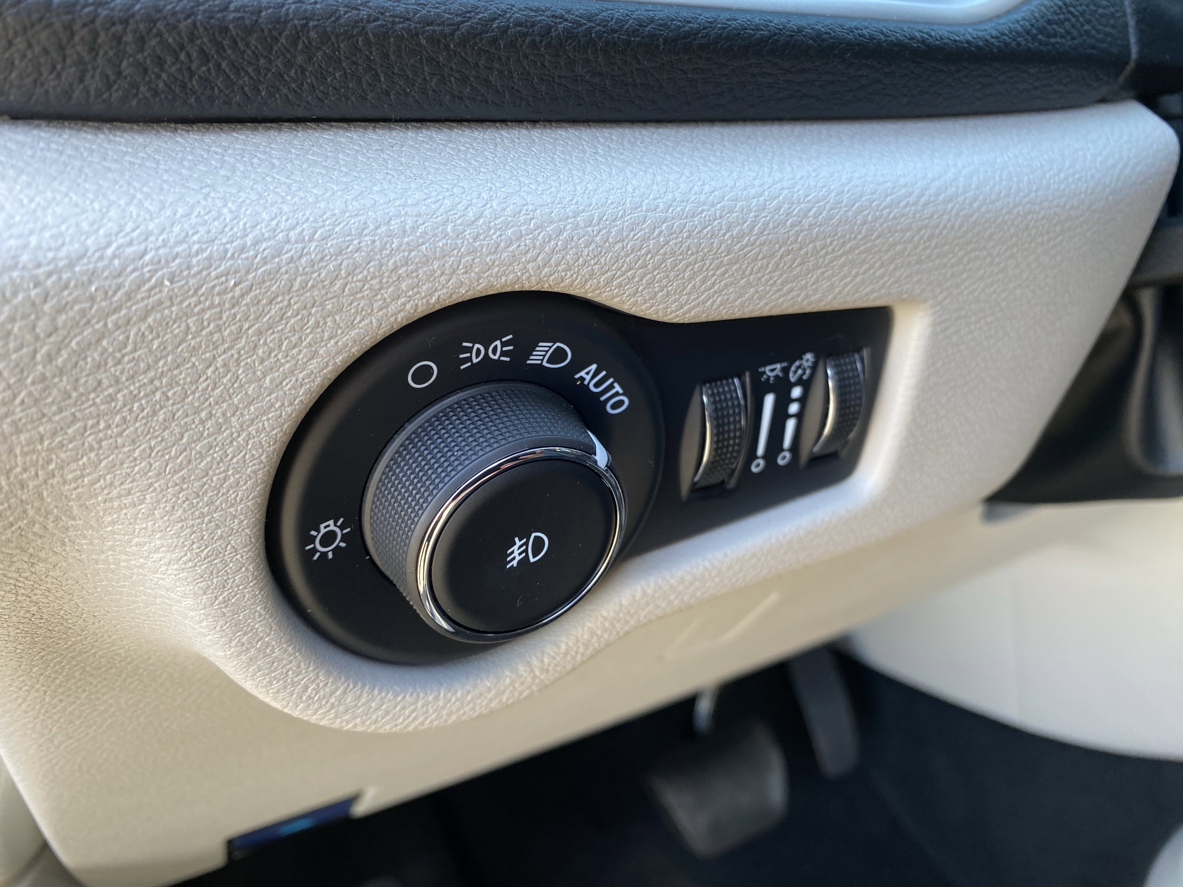 Used 2023 Chrysler Pacifica Touring-L image 22